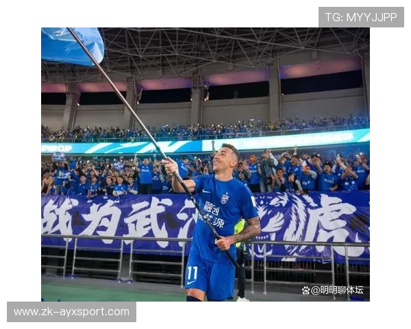 上海申花拉唐前场直塞撕破防线，攻势如潮，足球魅力尽显